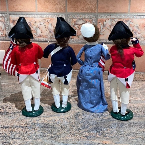 Williamsburg Byers’ Choice Carolers - 4pcs - Picture 2 of 4